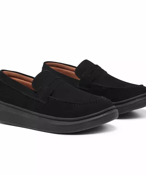 Sneaker sola preta couro